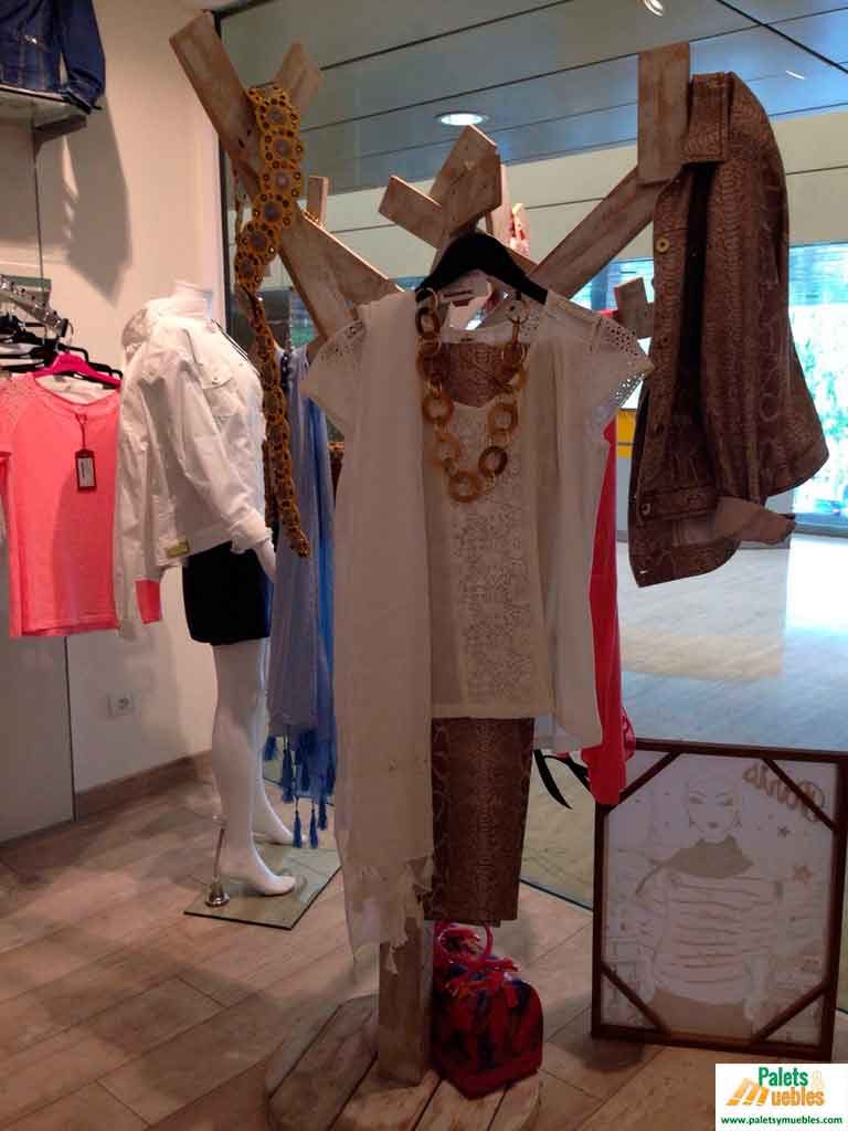 Tienda de ropa, muebles hechos con palets