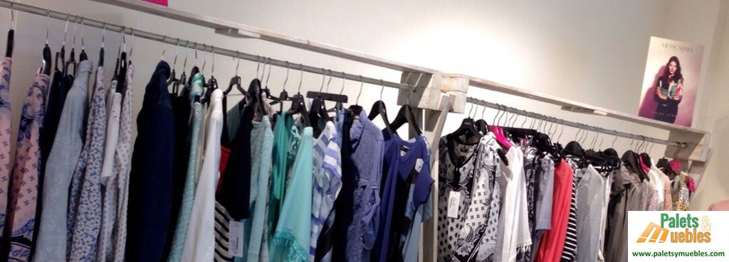 Tienda de ropa, muebles hechos con palets