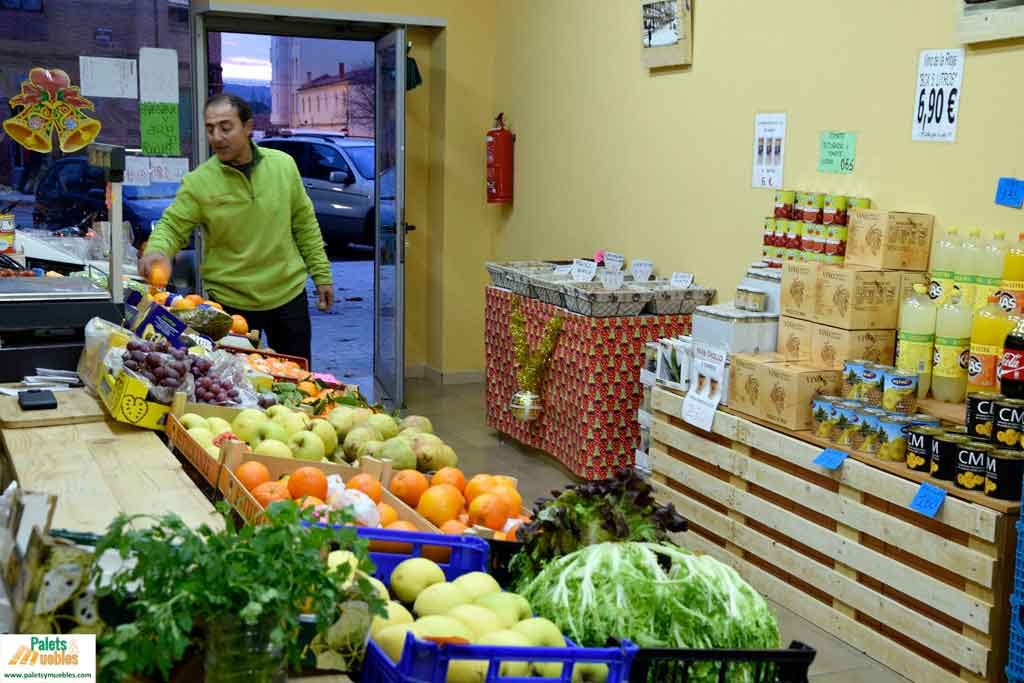 mobiliario con palets para decorara una frutería
